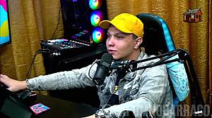 ela ficou peladinha pro apresentador mostrou o peito natural e empinou gostoso - bruna carlos