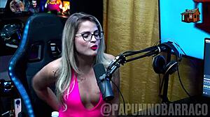 ela ficou peladinha pro apresentador mostrou o peito natural e empinou gostoso - bruna carlos