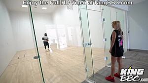 Cassie Bender hrepeni po ogromnih črnih kurcih!