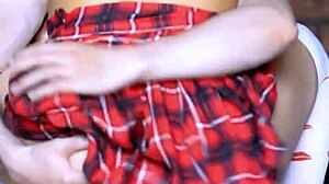 la hijastra con figura apretada y sonrisa tentadora busca encuentros secretos en el apartamento