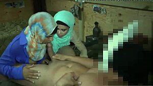 ब्लॉन्ड टीन 18+ वाइल्ड आर्मी ऑर्गी पसी रन में शामिल होती है।