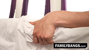 फैमिली बंग्स: बेंगर मसाजिस्ट मॉम्स बेस्ट फ्रेंड को मसाज रूम में पाउंड करता है - कोडेई स्टील, मोना अजार!