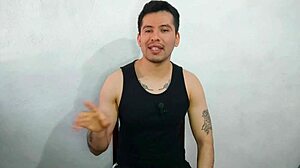 Эй, хочешь посмотреть, как этот твинк сосет огромный член? У меня есть самая горячая история прямо сейчас.