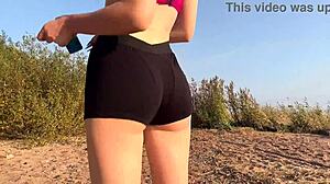 moker blowjob na javni plaži s lepo pornstarico, ki flasha tesno telo