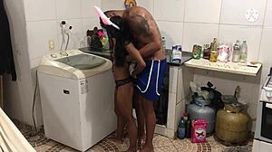 Peguei a novinha lavando roupa de lingerie fiquei com tesao e como ela em cima da máquina de lavar