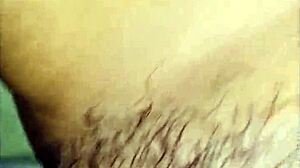 Grobo jebanje z debelo kameltojem v ospredju. Trdi kurac udari v sočno akcijo iz bližine.