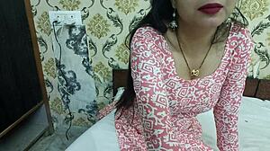 भारतीय लड़की क्रिसमस पर देसी चुत ऐक्शन का मजा लेती है