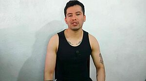 Эй, хочешь посмотреть, как этот твинк сосет огромный член? У меня есть самая горячая история прямо сейчас.