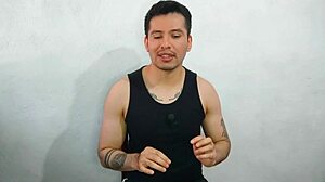 Эй, хочешь посмотреть, как этот твинк сосет огромный член? У меня есть самая горячая история прямо сейчас.