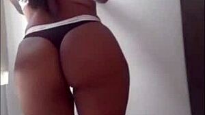 Isabella latina berpantat besar tanggal bogel dalam video panas.