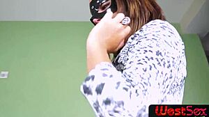 Azgın sarışın analde inliyor başka bir erkeğin sikinde, Hırvat amatör?