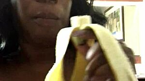 Piksugende banan sexfeene sort mama milf ebony