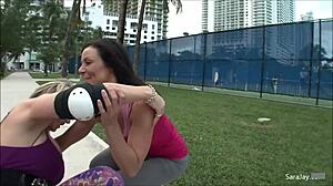 सारा जे और केन्द्रा लस्ट हॉट हंक कार्लो पर राइड करती हैं