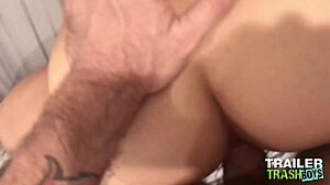 Trailertrashboys zvezdnik Trenton Ducati surovo oplodi blond fanta v hardcore bareback akciji. Poglej intenzivne analne udarce zdaj.