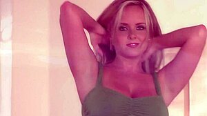 יפהפייה עם עיניים כחולות וציצים ענקיים מושלמים