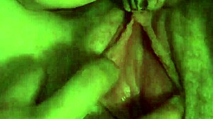 लड़की अपनी टपकती गीली चूत को चिढ़ाती हुई