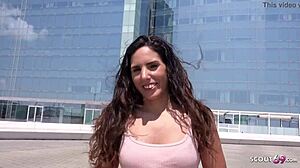 Tysk speider plukker opp naturlig latina jente Linda for utendørs ride sex på offentlig gate med enorm stor røv