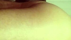 Asiatisk tøs tager stor pik dybt med vild nydelse