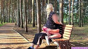 Hey, tengok blonde nakal ni ambil creampie dari orang asing di luar!