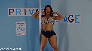 Mz Berry Scuote Tette e Culo Grandi Neri in Danza Esotica Nuda!