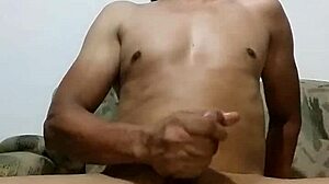 hombre solo y emocionado 😊