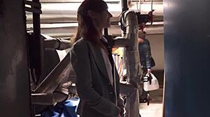 Naakte Jeny Smith sluipt door verlaten gangen en flitst buiten!