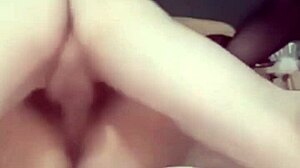 Den tykke kone bliver kneppet i hundestilling i sine strømper af sin mand