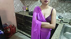 देसी भारतीय सौतेली माँ विवेक को बर्थडे किचन मजा से सरप्राइज करती है हिंदी में