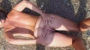 Čůrá mi do otevřené kundičky, zatímco já čůrám na jeho návnadu na divoké pláži