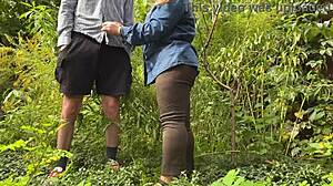 Toque gentil da madrasta na rua parece tão selvagem