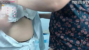 Csúcs hajszopás a gömbölyű sztártól miniszoknyában