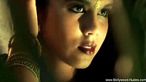 고대 인도 춤에서 브루넷의 섹시한 몸짓 드러나!