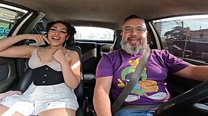 a primeira vez de alice drummond ela se aquece no carro nas ruas