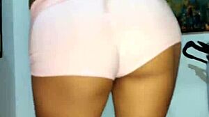 Brunette in twerk class wets her panty with pussy licking