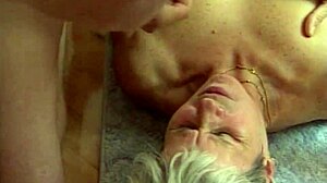 Dlakava babica dobi zrelo pičko napolnjeno z mladim 18+ kurcem