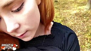 Roodharige Meid Geniet van Buitenavontuur in het Bos