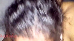 Socando a m�o no rabo da puta