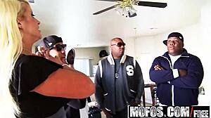 MILF Alysha Rylee touží po další analní akci venku