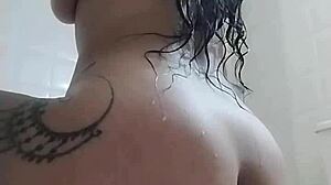 Colombiansk jente blir frekk mens hun dusjer alene