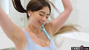 巨乳アジアティーン・クロエ・シュルリアルが義父を誘惑して復讐