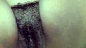 Socando a m�o no rabo da puta