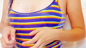 Minha pequena enteada pediu pra eu filmar ela no banho