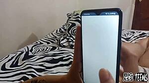 Meio-Irmão e Eu Damos uma Foda Selvagem às Escondidas