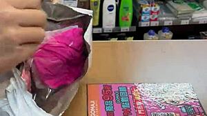 Ladyboy asiatique montre string bas en supérette