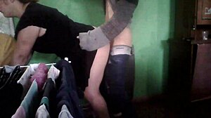 Cogiendo En La Cocina Al Lado Del Calefactor