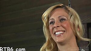 Интенсивная порка приносит мучительную боль моему татуированному телу. Я связанная рабыня, жаждущая освобождения.