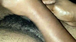 Sidechick jacks off married man in parking lot 😏