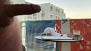 Хорватская пара мастурбирует друг друга с игрушками на балконе отеля