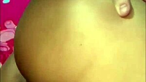 Nawal kričí na Alaa, aby ju tvrdo šúchal v ramadánskom teple