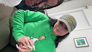 Mamacita Cuba tebal telan kontol monster Lil D untuk makan malam